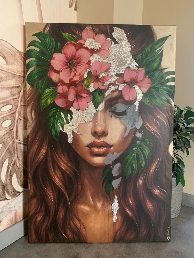 Ritratto in foglia d'oro, fiori rosa e foglie tropicali